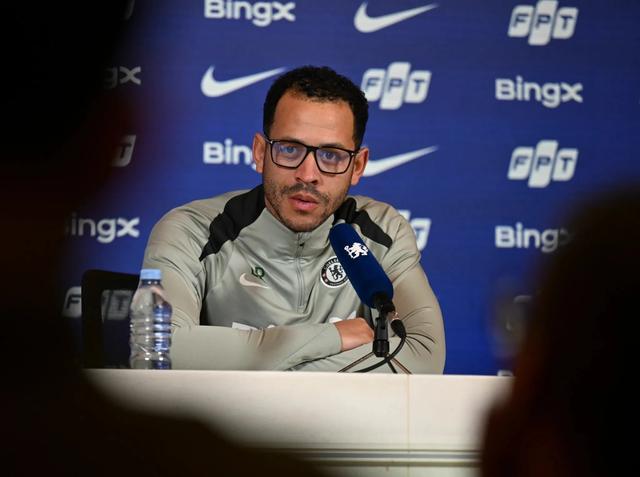 开云官方-迪尼：罗塞尼尔总想保持优雅得体的形象，这无法获得球迷拥戴