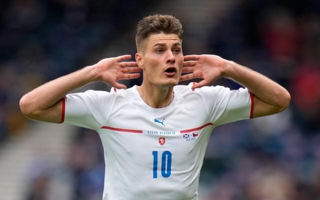 开云App-【史话】媲美小贝小罗！希克超远程吊门勾起传世回忆